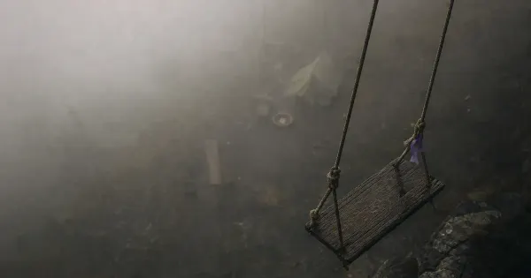 Asse di ponte di corde nella nebbia, in una radura da campeggio, con cielo coperto e luce morbida, paura prendere…