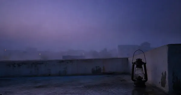 Lanterna spenta su un molo, su un tetto con parapetto basso, nella nebbia che si dirada, decluttering pratica liberare…