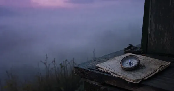 Bussola sui bordi di una mappa consumata, su un gradino di veranda, nella nebbia che si dirada, coraggio aiutare storia…
