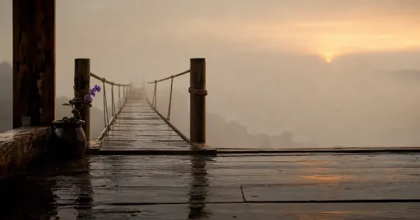 Asse di ponte di corde nella nebbia, in un recesso di banchina vuota, al primo minuto del tramonto, meditazione