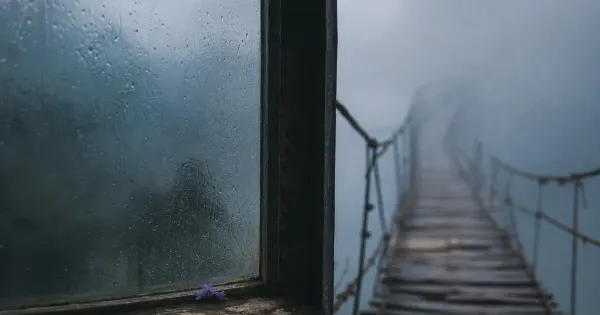 Asse di ponte di corde nella nebbia, accanto a una finestra con scie di pioggia, all'ora blu, metodo agile organizza vita