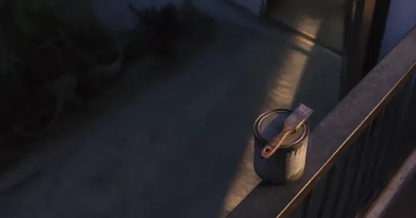 Pennello su barattolo di vernice chiuso, sul parapetto di un balcone, in luce ambra tardiva, troppo tardi micro abitudini