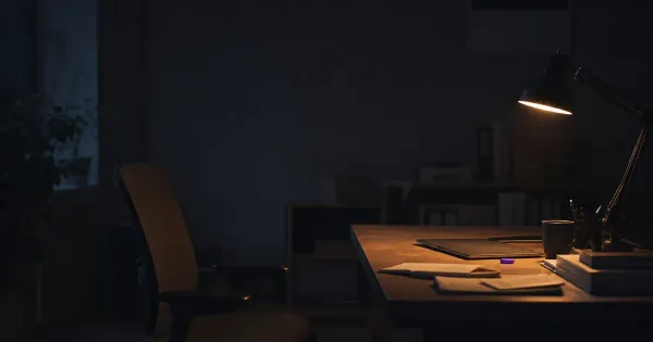 Bustina di semi aperta con un seme fuori, su una soglia di pietra, all'alba — passione lavoro senza burnout