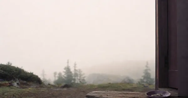 Chiave in un piattino vicino alla porta, in una radura da campeggio, nella nebbia che si dirada, meno rumore piu direzione