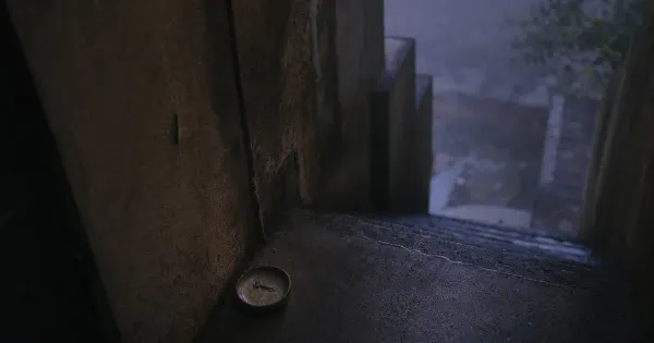 Chiave in un piattino vicino alla porta, sotto una scala di cemento, nella nebbia che si dirada, rituali vita fantastica