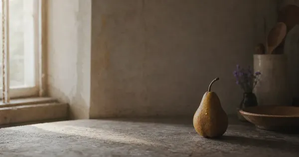 Frutto maturo con goccia di condensa, su un piano cucina sgombro, con il vento improvvisamente fermo, shinrin yoku