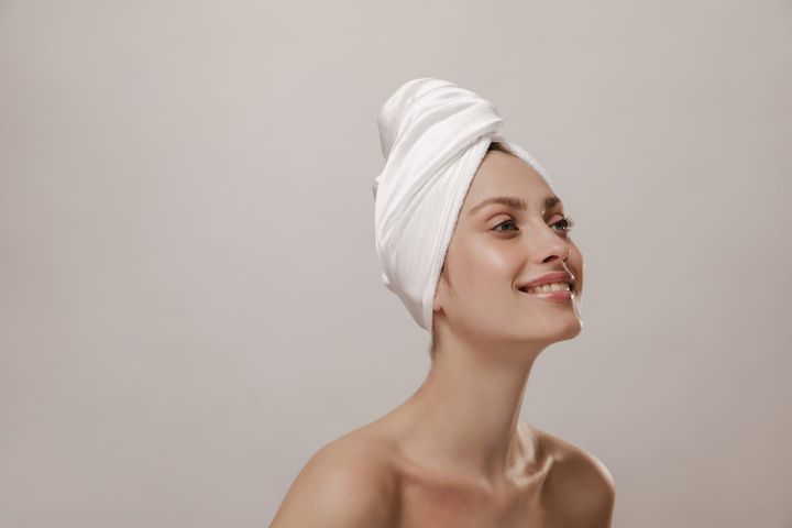 Your Bath Towel is a Chainsaw: The 60-Second Shower Habit That is Snapping Your Ends in Half