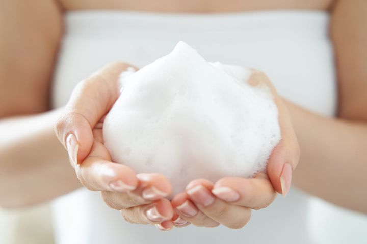 The Emulsification Error: Why You Are Wasting 90% of Your Shampoo’s Cleansing Power.