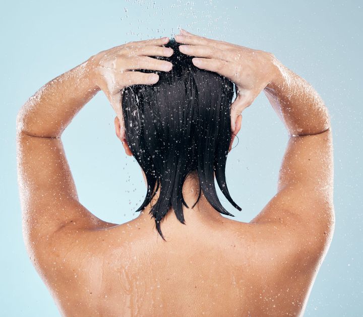 The Hard Water Shield: How Mineral Buildup on the Scalp Blocks Active Serums From Penetrating