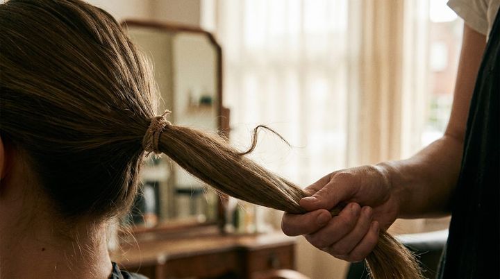 The Elastic Fracture: Why High-Tension Ponytails Create a Permanent Mid-Shaft Snap Zone