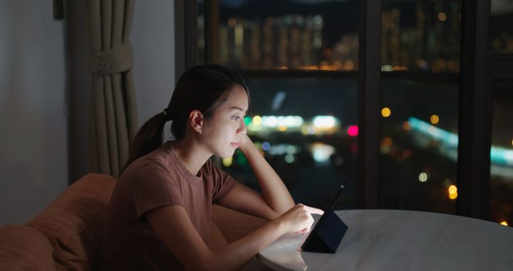 How Late-Night Screen Time Suppresses Follicle Regeneration Cycles