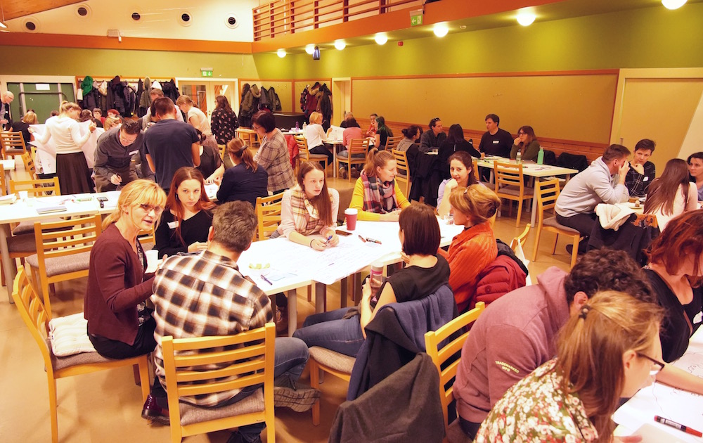 A BPS-es tanárok együtt alakítják az iskola rendszerét. Itt épp a moduláris tanmenetről beszélgetnek.