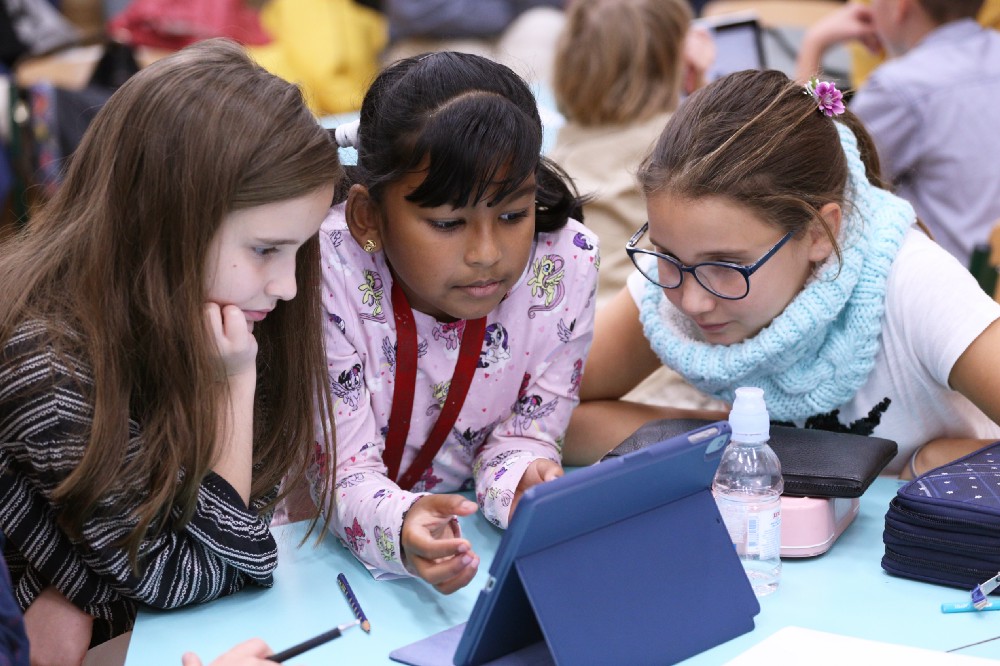 Néha nehéz a tanulást a tantárgyi keretek közé beszorítani. Ezek a gyerekek azon a kérdésen dolgoznak, hogy „miért van hét nap egy héten?”