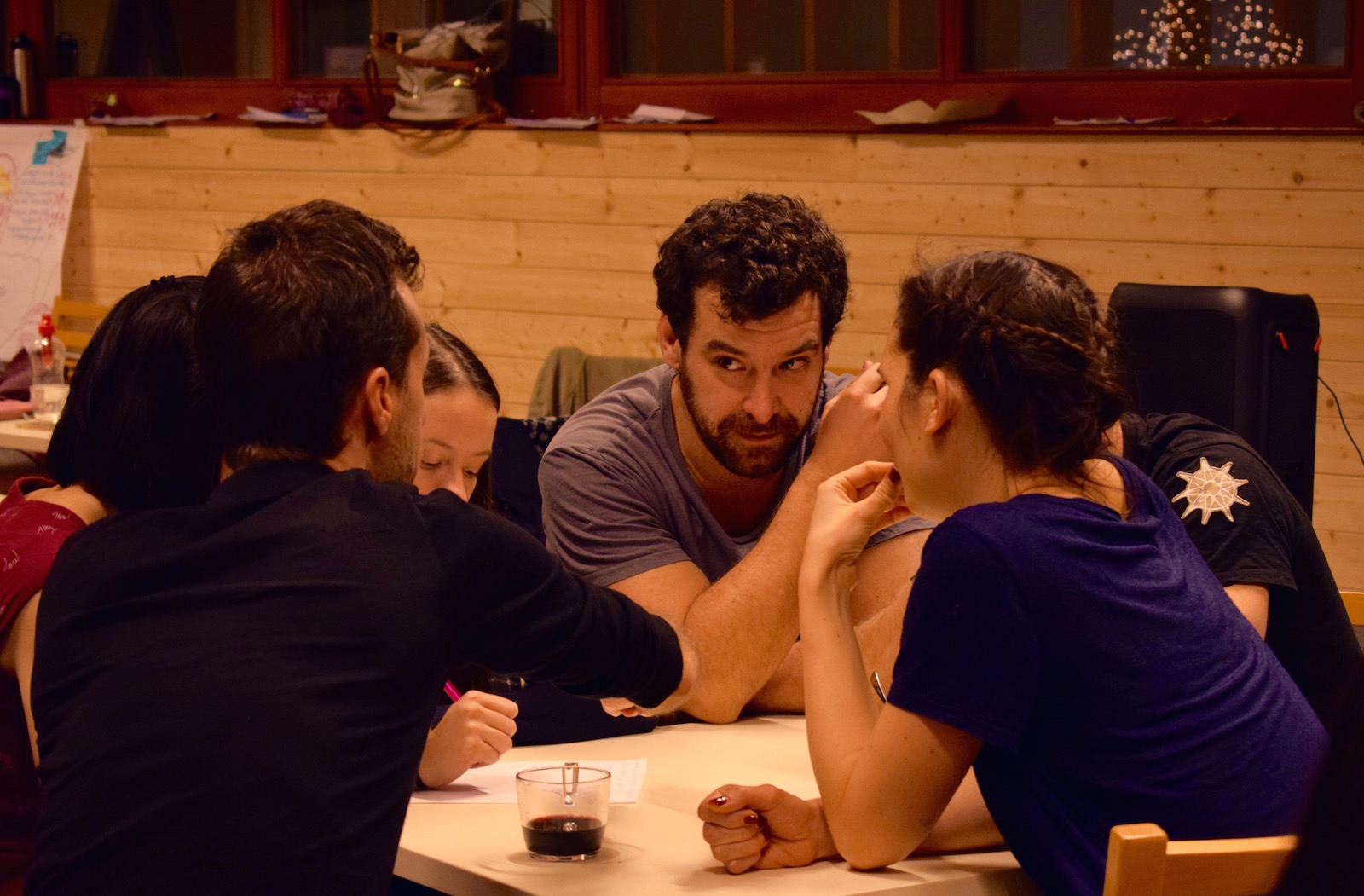 Akár élő beszélgetésként, akár az online térben kerül sor a peer circle-re, nagy segítség mind az esetet hozónak, mint a támogatóknak.