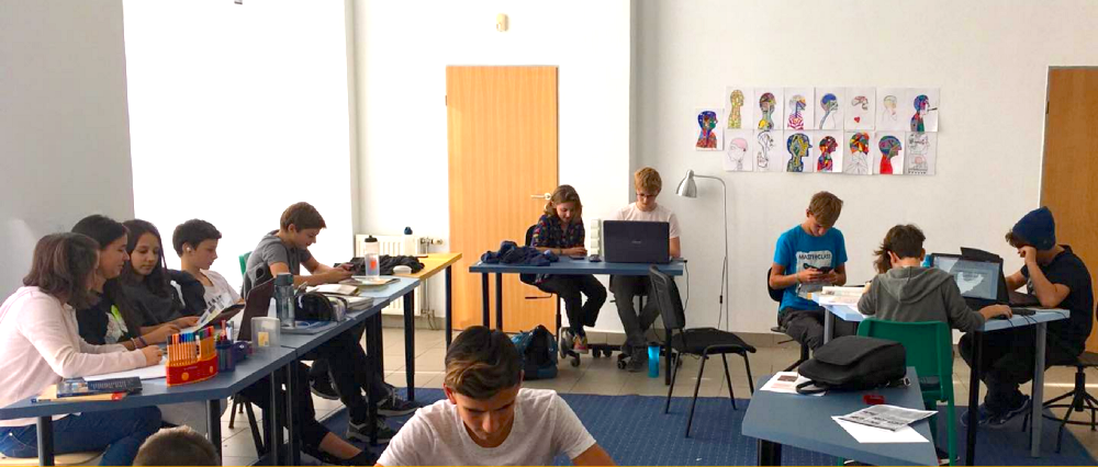 Az egyéni tanulási időben mindenki azzal foglalkozik, amivel éppen neki foglalkoznia kell. A jelenlévő tanárok pedig igény esetén elérhetőek. Ebben nincs semmi innováció. Mégis nagyban segíti azt, hogy a gyerekek önállóan, sajátként megélt célokon dolgozhassanak.