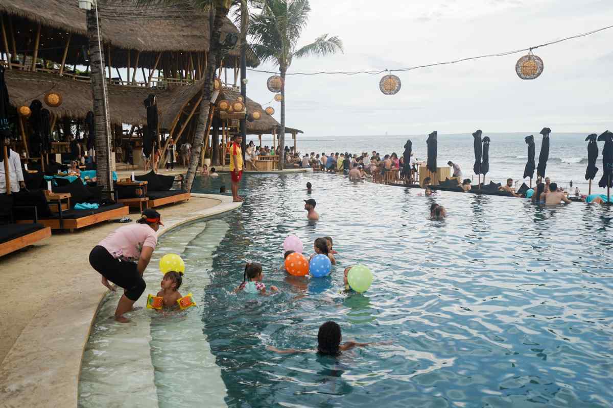 Anak-anak berenang di Finns Beach Club