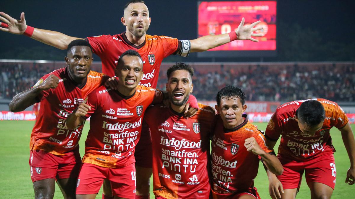 tim bali united ketika selebrasi setelah mencetak gol