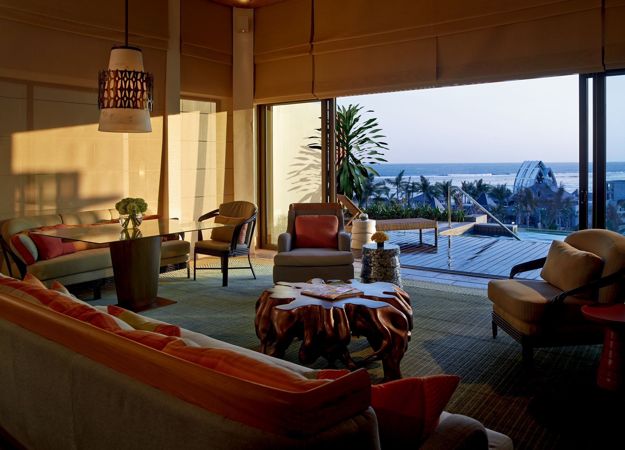 ritz carlton hotel depan pantai di bali