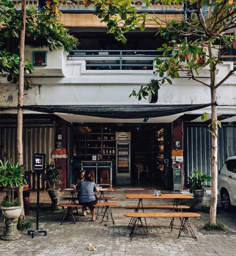 tampak depan seniman coffee denpasar