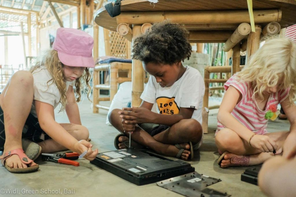 siswa sedang belajar di green school bali