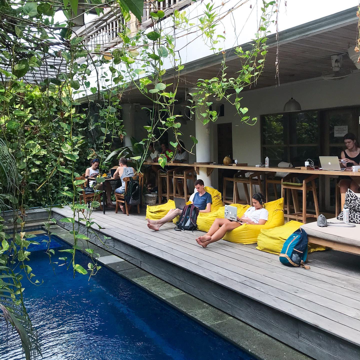 suasana kerja di dojo coworking space bali