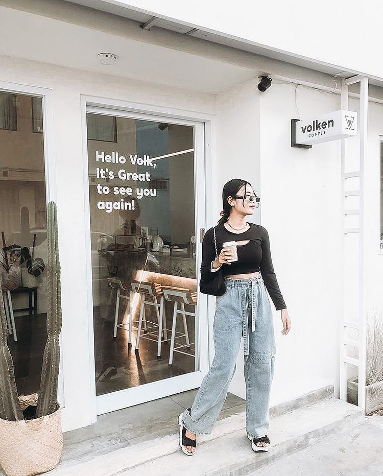seseorang wanita sedang berdiri di depan volken coffee