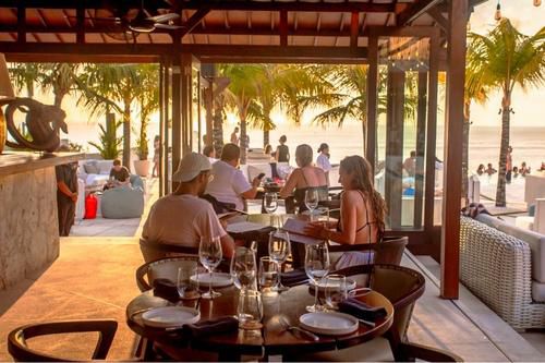 restaurant elkabron dipinggir pantai