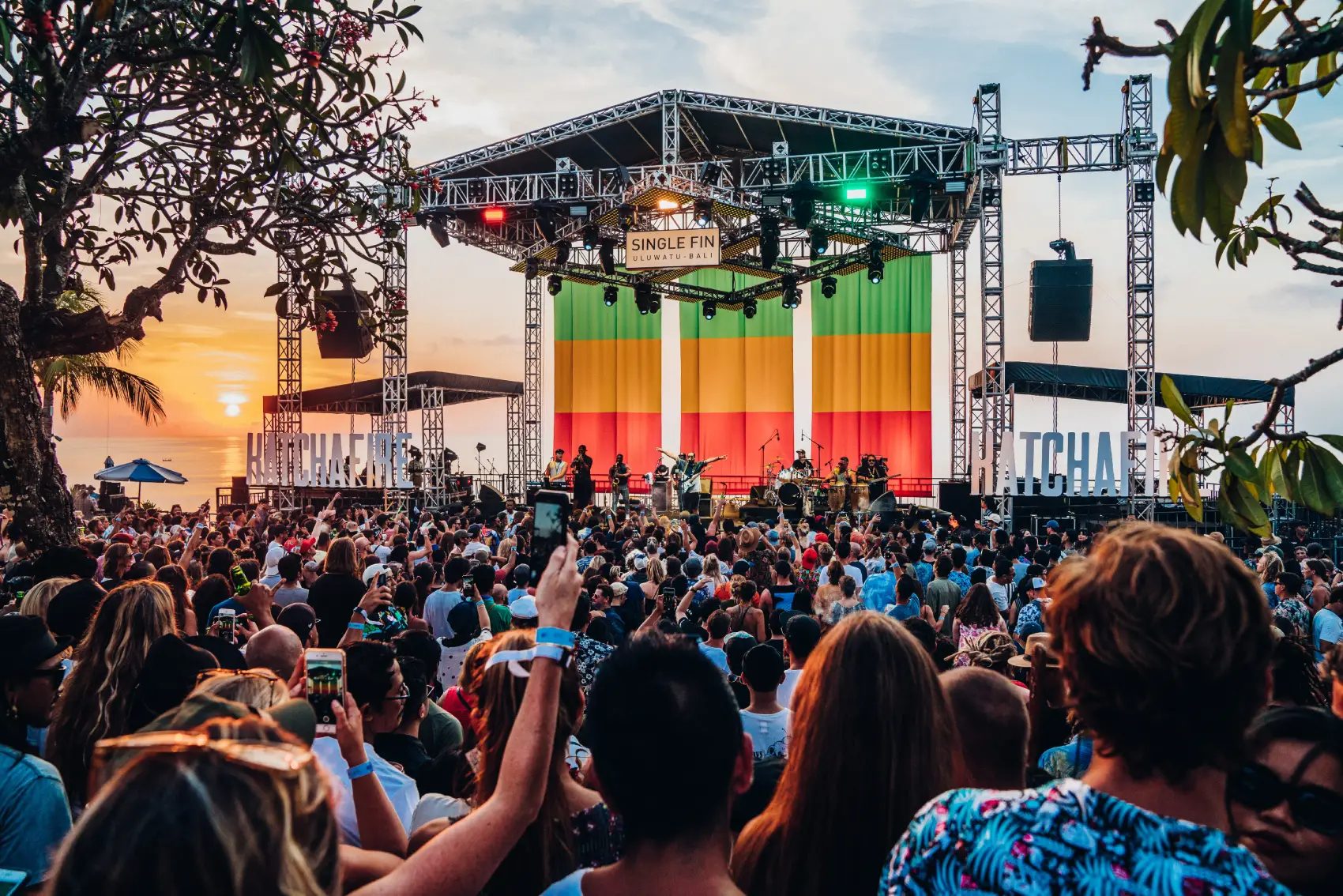 konser di single fin uluwatu bali