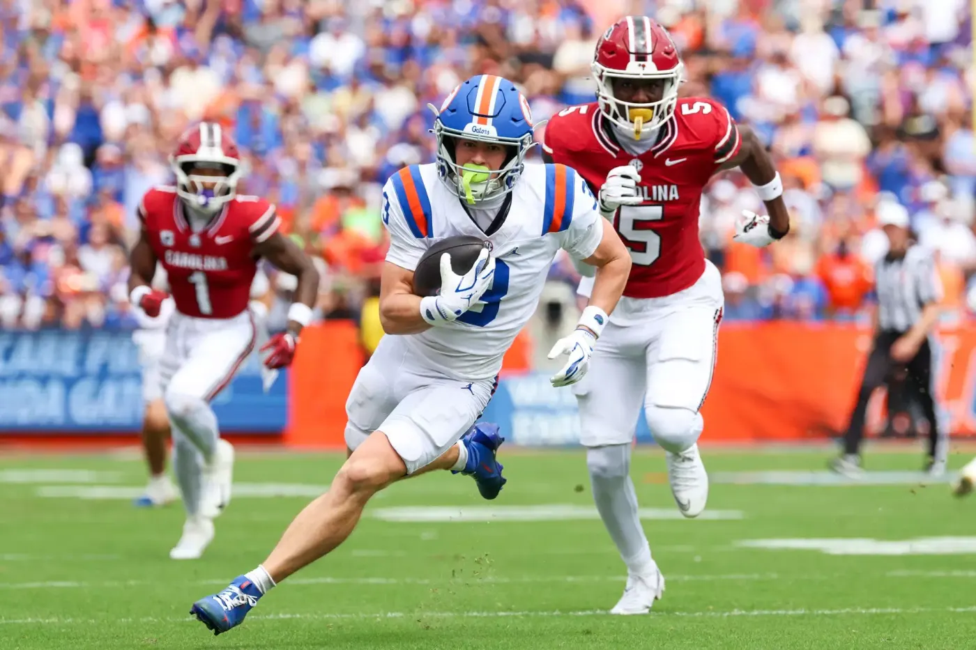 Florida receiver Bailey Stockton runs with the ball after a catch against South Carolina