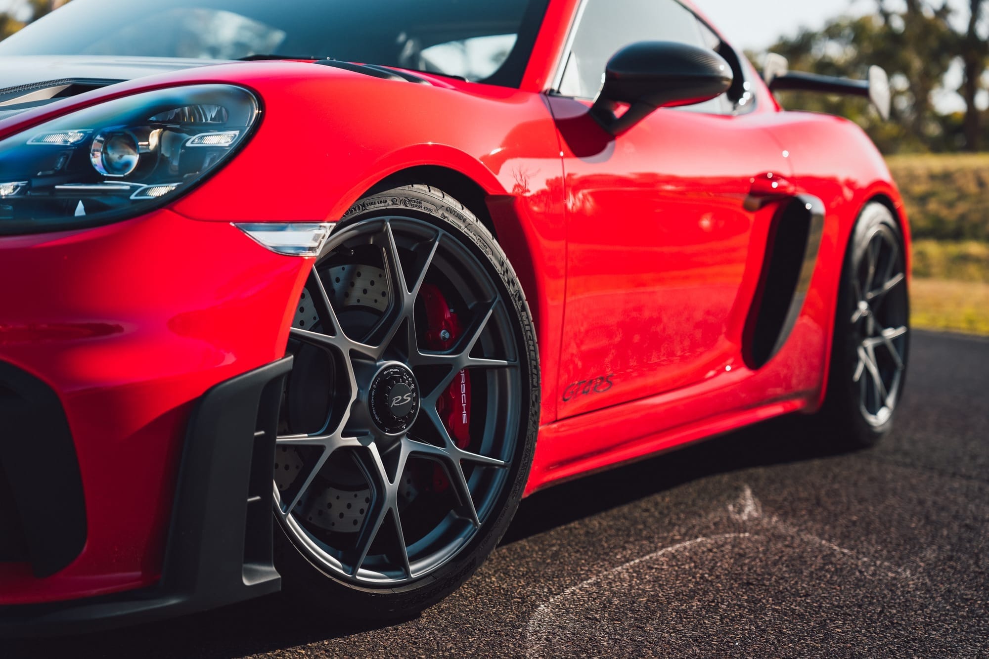 The Porsche 718 Cayman GT4 RS is fitted with centre-lock wheels