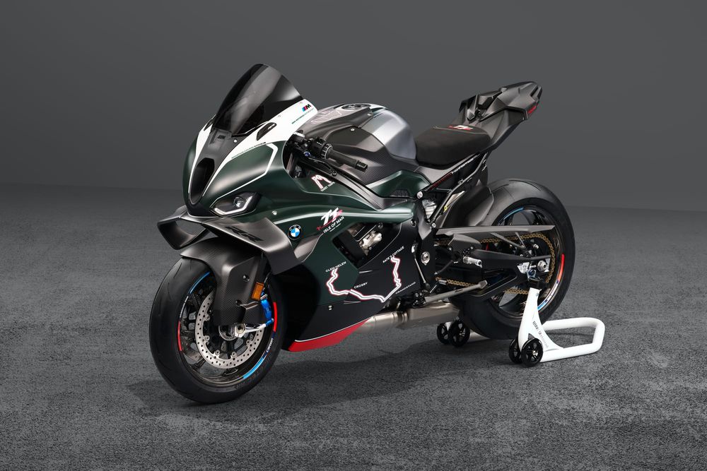 BMW celebrates the Isle of Man TT with special bike post image