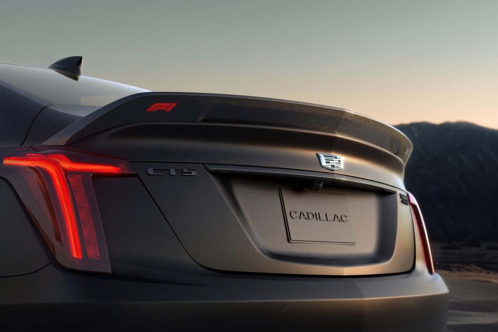 Hot sedan to keep V8, manual into next generation - report