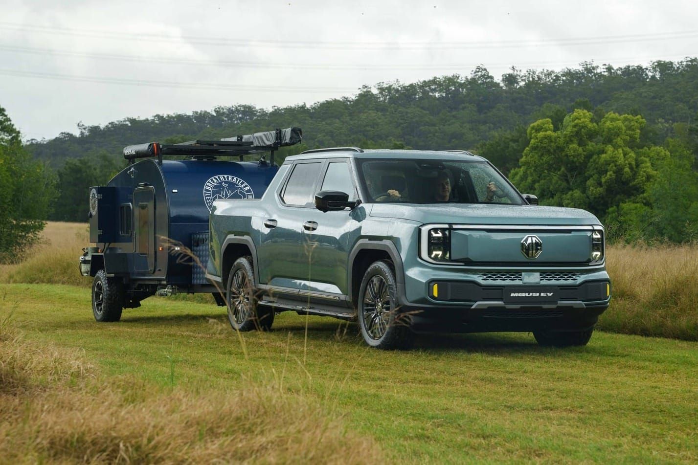 MG U9 EV towing a caravan
