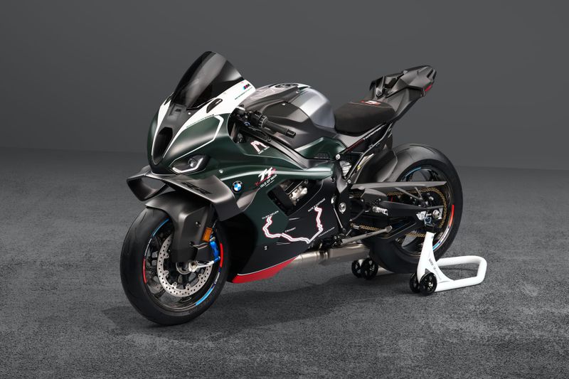 BMW celebrates the Isle of Man TT with special bike post image