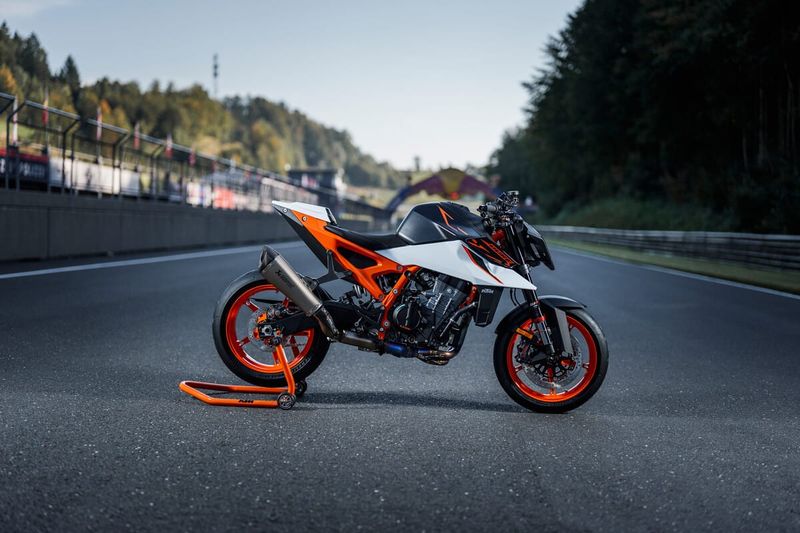 KTM 990 Duke R review: the naked bike built for maximum intensity post image