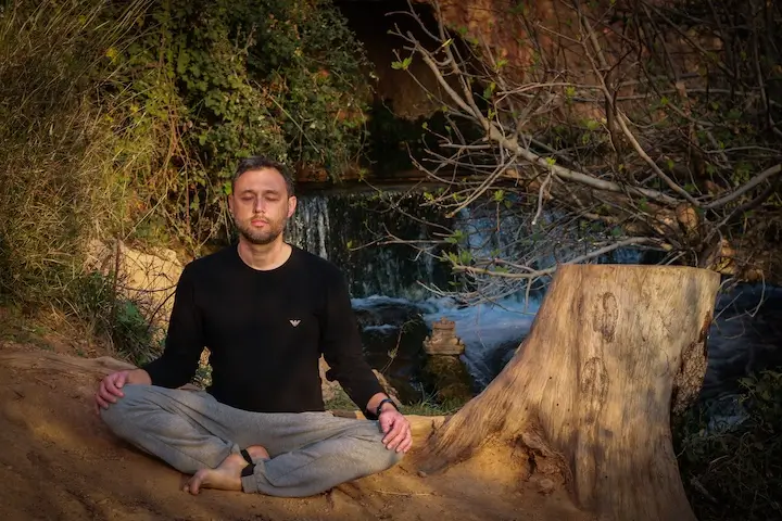 Méditation devant la source de l'Infernet à Vitrolles