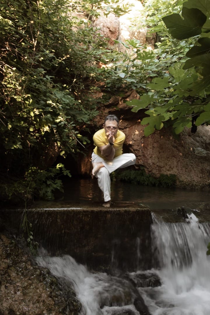 Posture de l'Aigle devant la source de l'Infernet