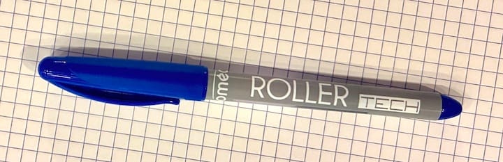 Stylo "Roller Tech" de la marque Domédia, acheté en supermarché (Intermarché)