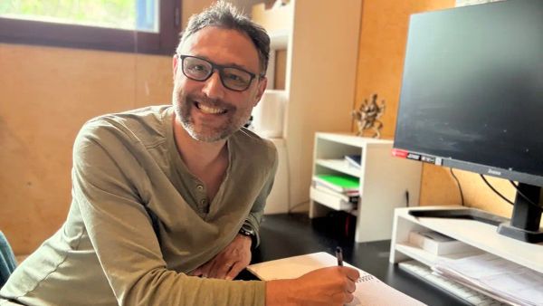 Patrick écrivant dans un carnet pour apaiser son anxiété avec la technique du flot de pensées