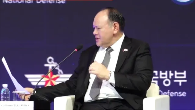 Chinese official attempts Wolf Warrior Diplomacy™. It does not go well