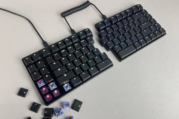 The Sinc LM, built with Deep Sea Mini Whale silent tactile switches and LPF Shine keycaps.