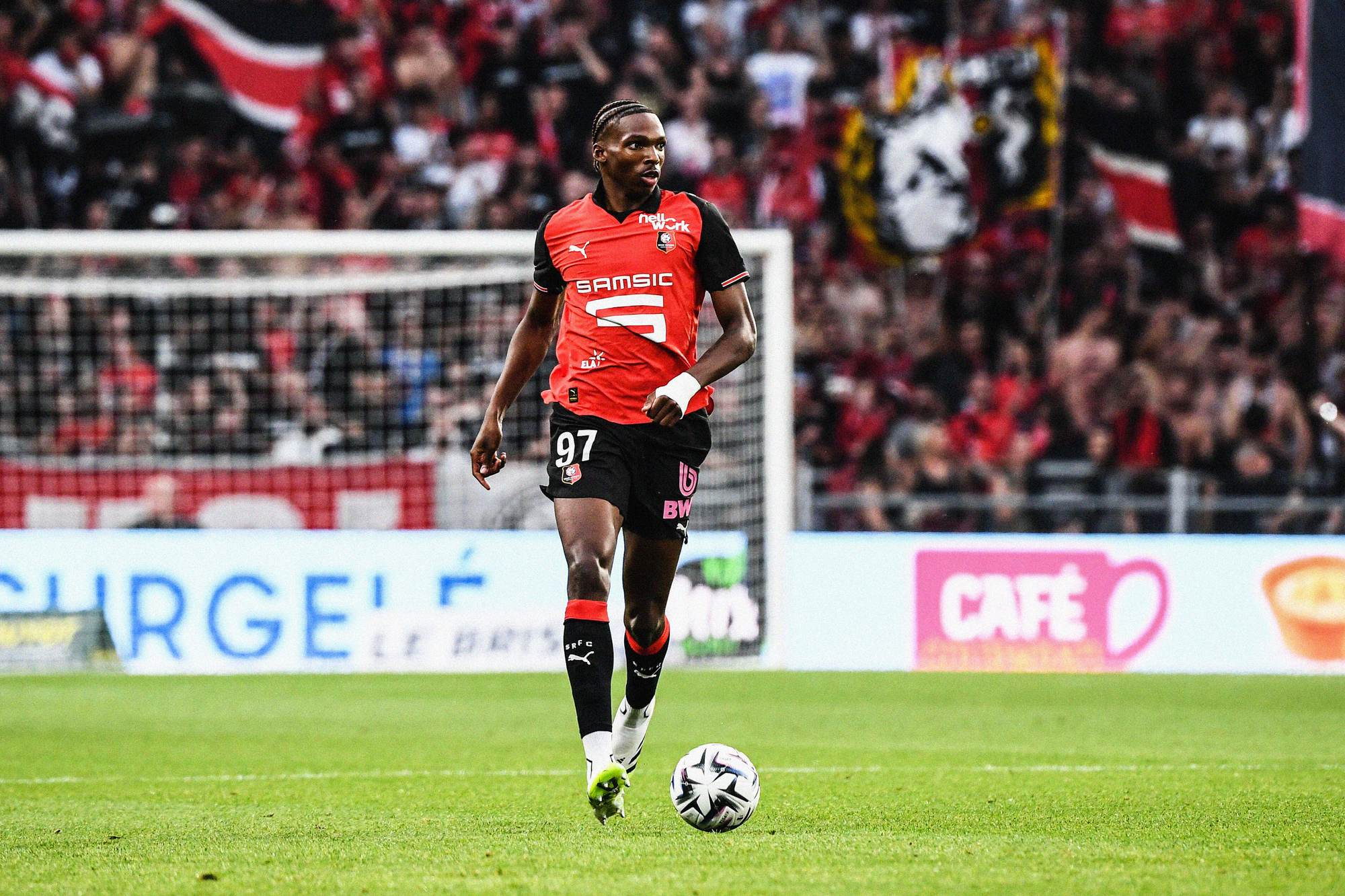 Jérémy Jacquet moving with the ball for Stade Rennais