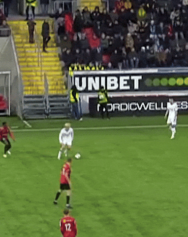 A GIF showing Lucas Bergvall beating an IF Brommapojkarna defender with a nifty ball roll in an Allsvenskan game in 2023.