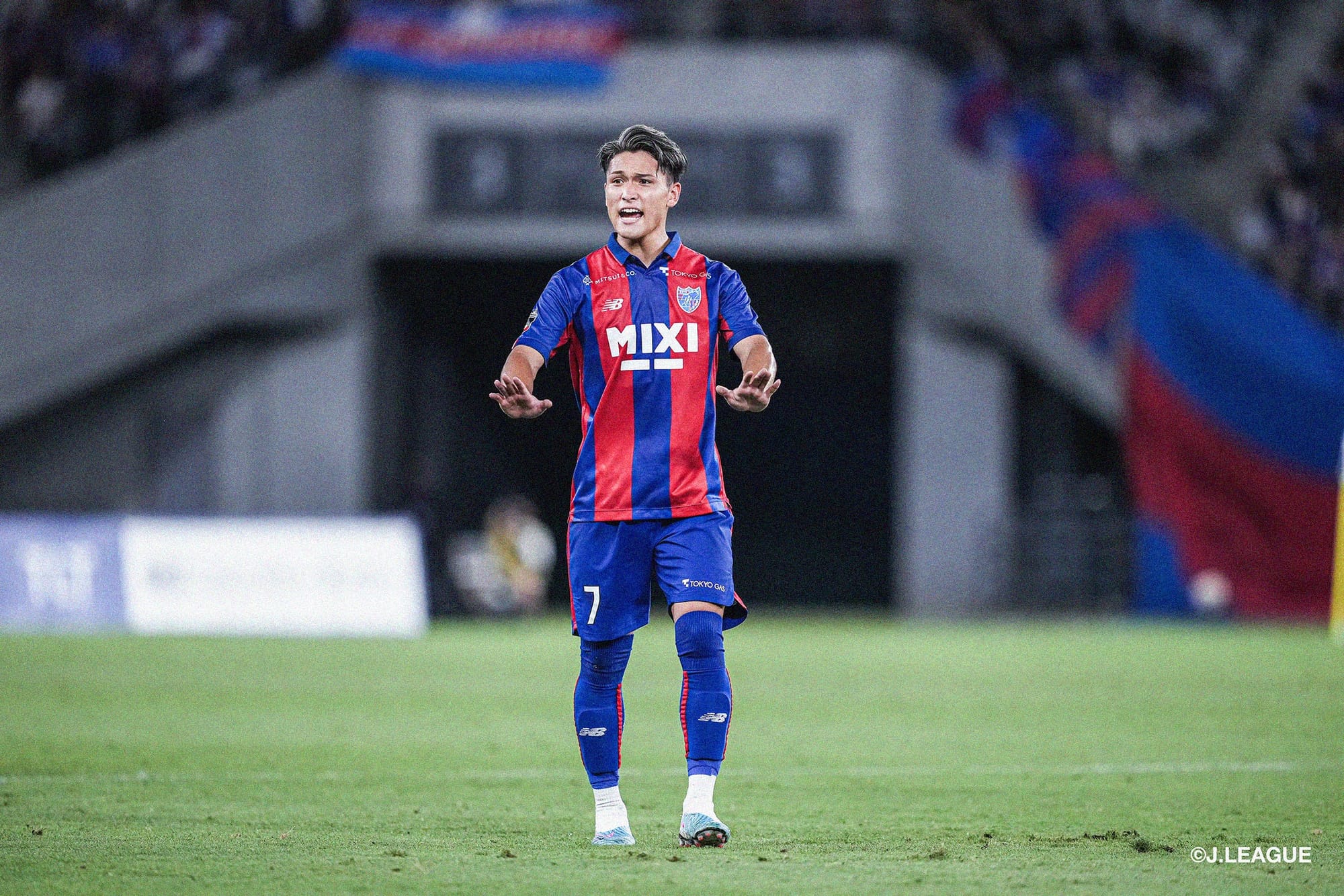 A photo of FC Tokyo's Kuryu Matsuki gesturing in a 'calm down' way.