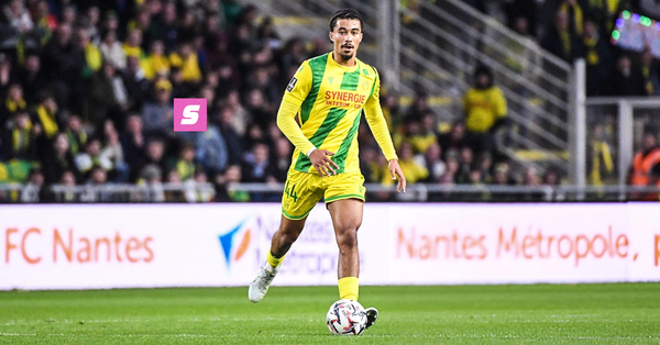 Nathan Zézé carrying the ball in a yellow-green FC Nantes kit