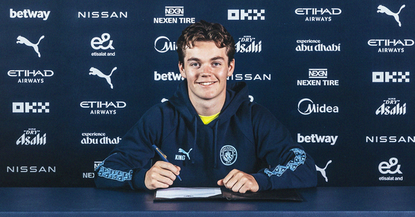 Sverre Nypan signing a contract at Manchester City