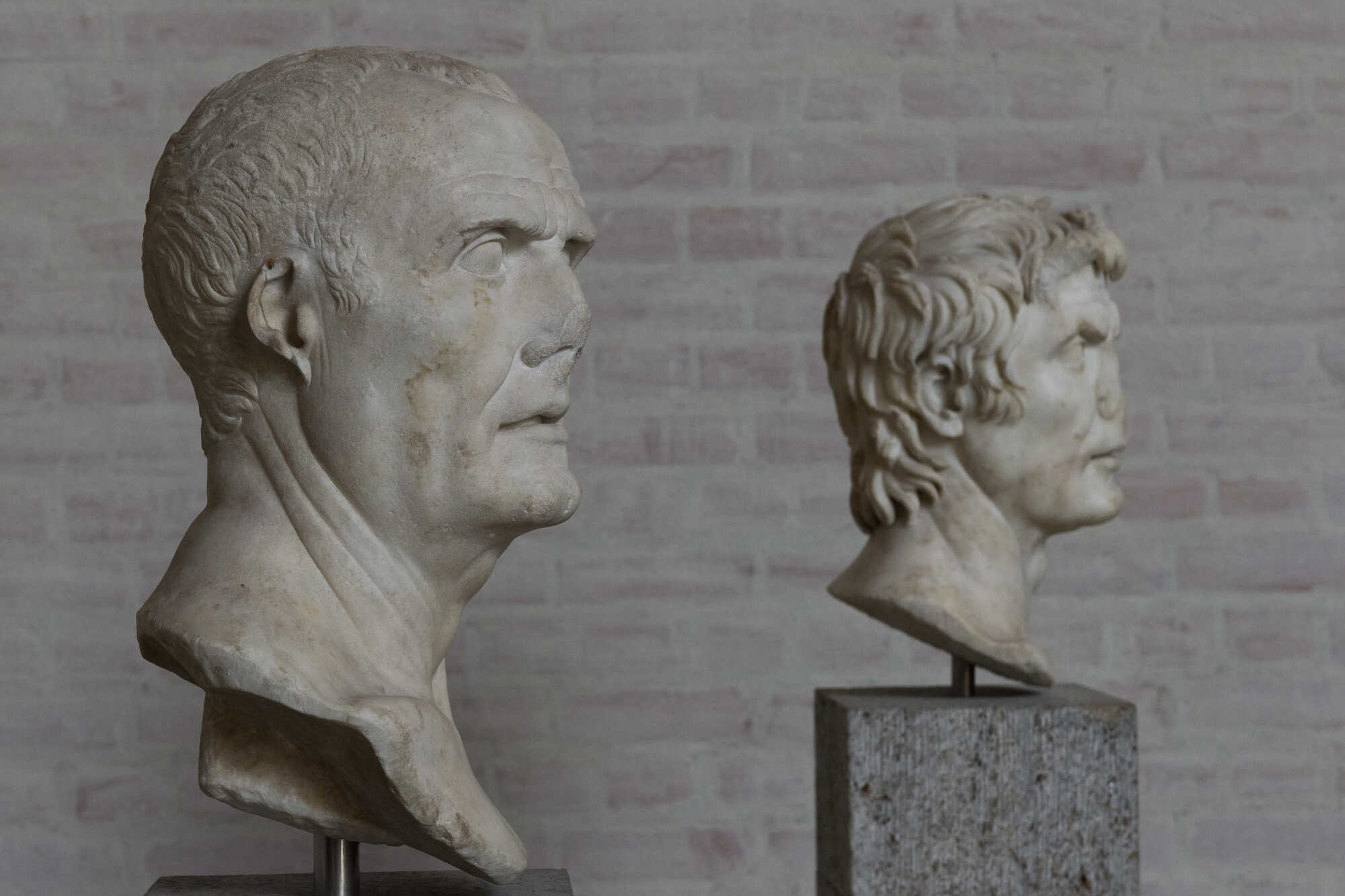 The bust in the foreground depicts the consul - general Gaius Marius, behind him, his contender Lucius Cornelius Sulla Felix