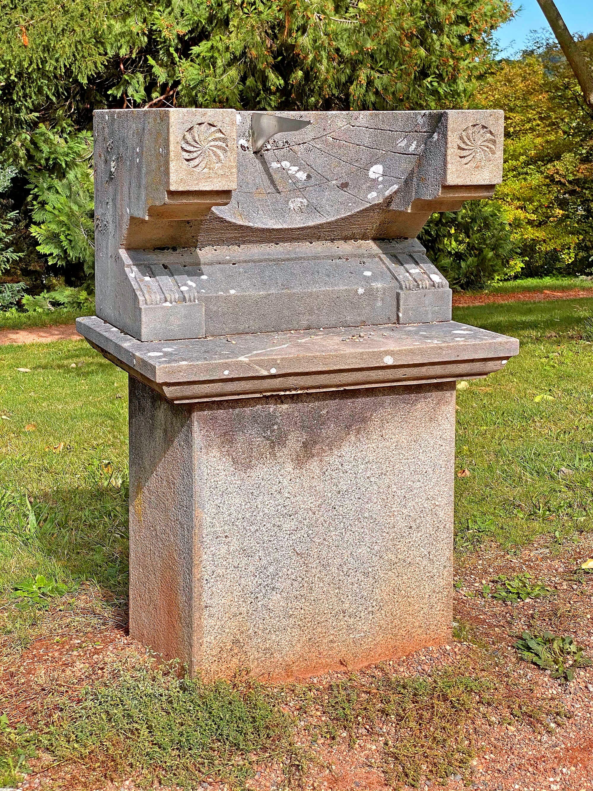 Roman sundial (scaphe): In the case of the scaphe, the dial is in a half hollow sphere with a horizontal edge. Between the rising and setting of the sun, the shadow thrower of the scaphe shows 12 equal sections on the clock face regardless of the season. Since the sunny days are shorter in winter and longer in summer, the Roman hours displayed only correspond to the current hour on the equinoxes (March 21 and September 23)