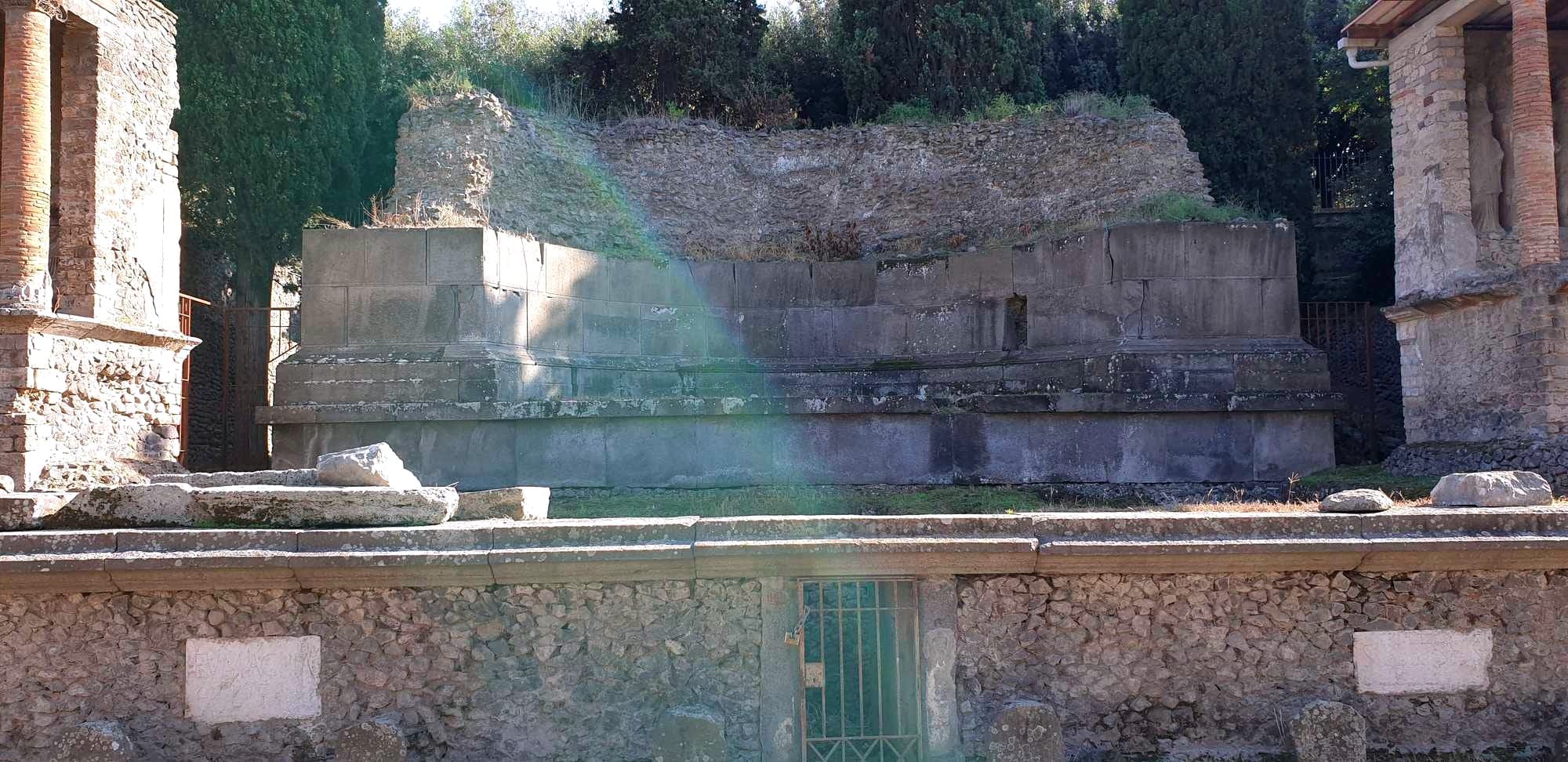 Front wall and monumental exedra of the tomb.