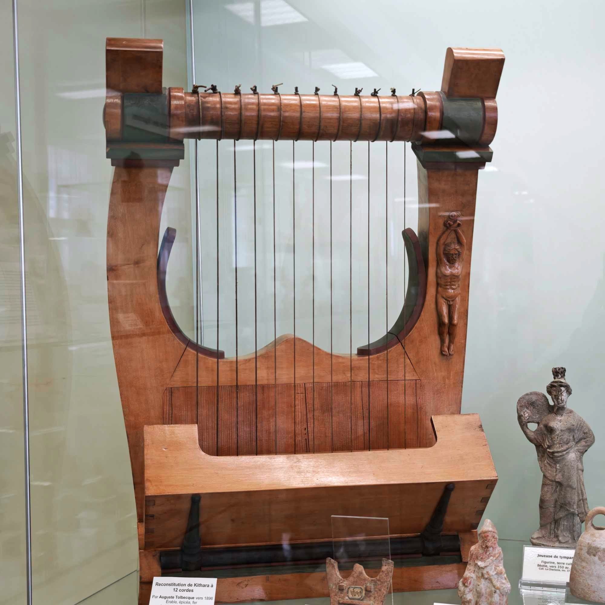 Reconstitution of Kithara with 12 strings by Auguste Tolbecque